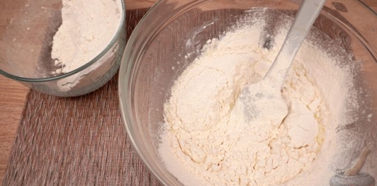 Фото приготовления рецепта: Гёзлеме с черемшой, сулугуни и яйцом - шаг №3