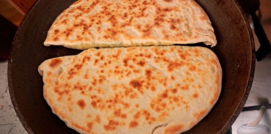 Фото приготовления рецепта: Гёзлеме с черемшой, сулугуни и яйцом - шаг №17