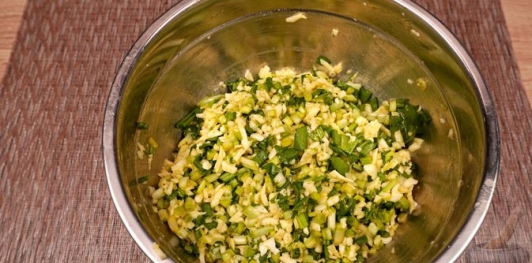 Фото приготовления рецепта: Гёзлеме с черемшой, сулугуни и яйцом - шаг №12