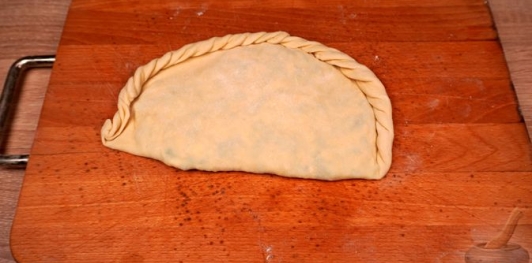 Фото приготовления рецепта: Гёзлеме с черемшой, сулугуни и яйцом - шаг №15