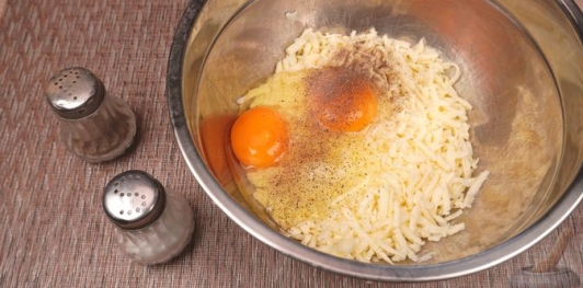 Фото приготовления рецепта: Гёзлеме с черемшой, сулугуни и яйцом - шаг №8