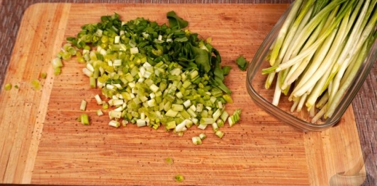 Фото приготовления рецепта: Гёзлеме с черемшой, сулугуни и яйцом - шаг №10