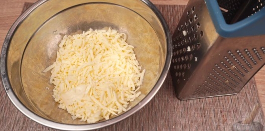 Фото приготовления рецепта: Гёзлеме с черемшой, сулугуни и яйцом - шаг №6