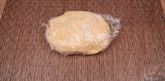 Фото приготовления рецепта: Гёзлеме с черемшой, сулугуни и яйцом - шаг №5