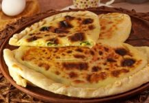 Гёзлеме с черемшой, сулугуни и яйцом