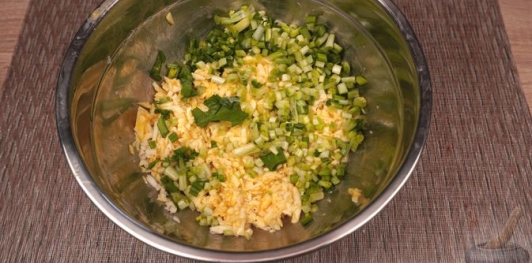 Фото приготовления рецепта: Гёзлеме с черемшой, сулугуни и яйцом - шаг №11