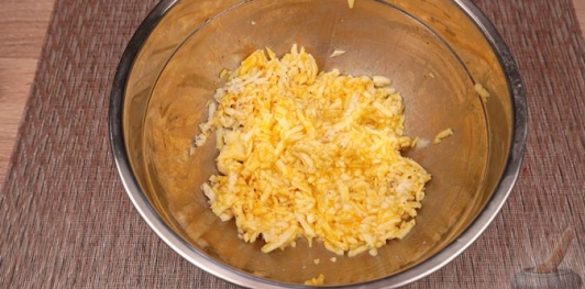 Фото приготовления рецепта: Гёзлеме с черемшой, сулугуни и яйцом - шаг №9