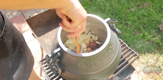 Фото приготовления рецепта: Говядина с картошкой, помидорами и морковью в афганском казане - шаг №5