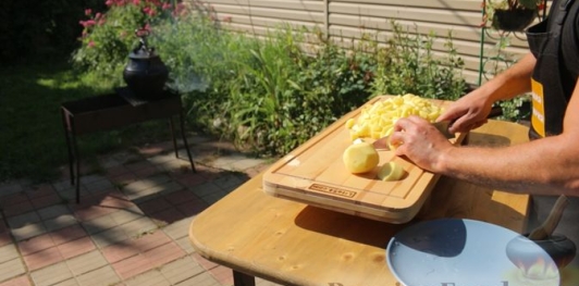 Фото приготовления рецепта: Говядина с картошкой, помидорами и морковью в афганском казане - шаг №8