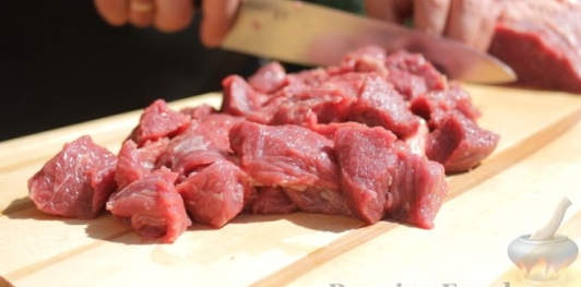 Фото приготовления рецепта: Говядина с картошкой, помидорами и морковью в афганском казане - шаг №1