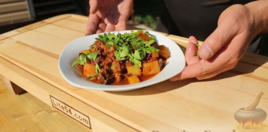 Фото приготовления рецепта: Говядина с картошкой, помидорами и морковью в афганском казане - шаг №9