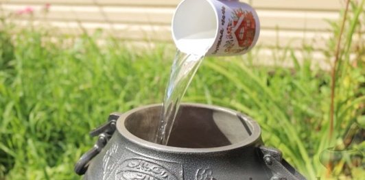 Фото приготовления рецепта: Говядина с картошкой, помидорами и морковью в афганском казане - шаг №6