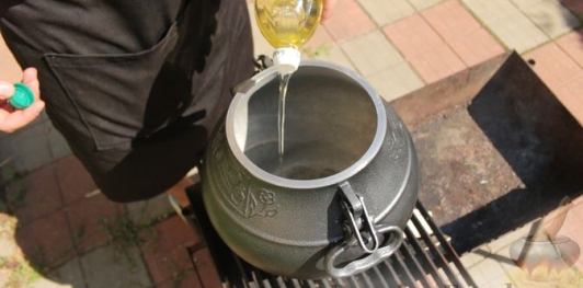 Фото приготовления рецепта: Говядина с картошкой, помидорами и морковью в афганском казане - шаг №4