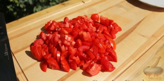 Фото приготовления рецепта: Говядина с картошкой, помидорами и морковью в афганском казане - шаг №3