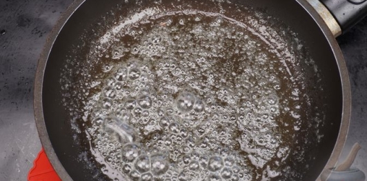 Фото приготовления рецепта: Греческий салат с карамелизированным луком - шаг №9