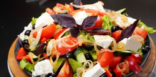 Фото приготовления рецепта: Греческий салат с карамелизированным луком - шаг №20