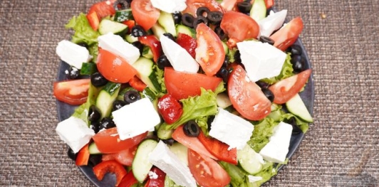 Фото приготовления рецепта: Греческий салат с карамелизированным луком - шаг №18