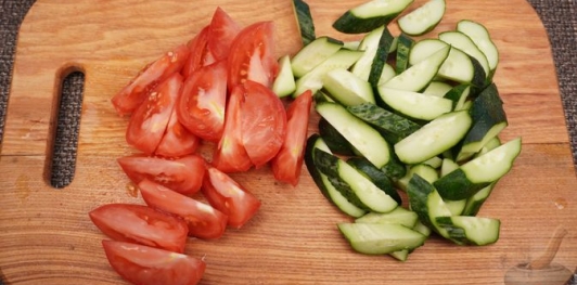 Фото приготовления рецепта: Греческий салат с карамелизированным луком - шаг №6