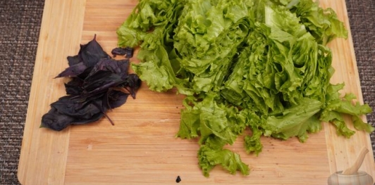 Фото приготовления рецепта: Греческий салат с карамелизированным луком - шаг №3