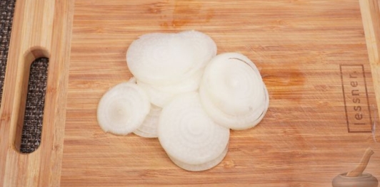 Фото приготовления рецепта: Греческий салат с карамелизированным луком - шаг №2