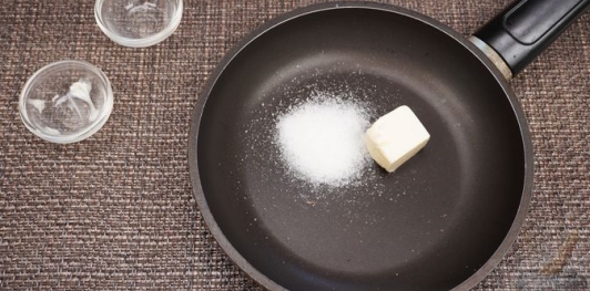 Фото приготовления рецепта: Греческий салат с карамелизированным луком - шаг №8