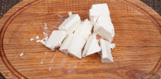 Фото приготовления рецепта: Греческий салат с карамелизированным луком - шаг №11