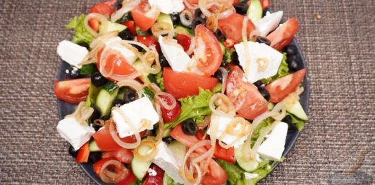 Фото приготовления рецепта: Греческий салат с карамелизированным луком - шаг №19