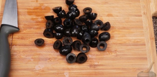 Фото приготовления рецепта: Греческий салат с карамелизированным луком - шаг №12