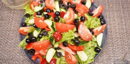 Фото приготовления рецепта: Греческий салат с карамелизированным луком - шаг №17