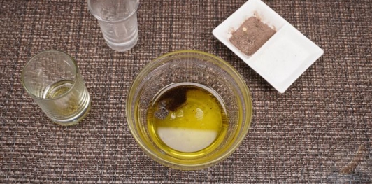 Фото приготовления рецепта: Греческий салат с карамелизированным луком - шаг №4