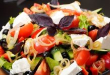 Греческий салат с карамелизированным луком