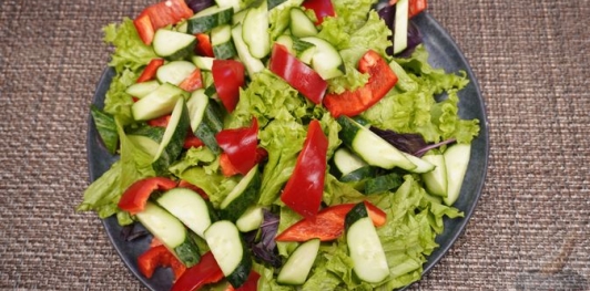 Фото приготовления рецепта: Греческий салат с карамелизированным луком - шаг №15