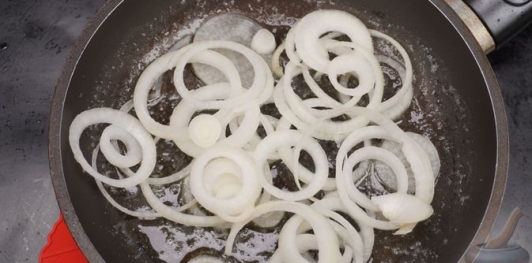 Фото приготовления рецепта: Греческий салат с карамелизированным луком - шаг №10