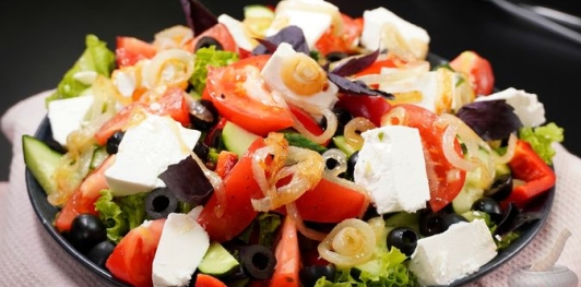 Фото приготовления рецепта: Греческий салат с карамелизированным луком - шаг №21