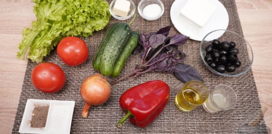 Фото приготовления рецепта: Греческий салат с карамелизированным луком - шаг №1