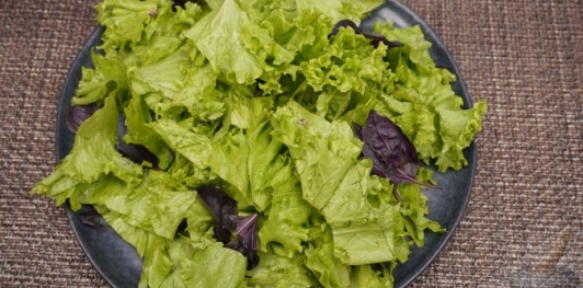 Фото приготовления рецепта: Греческий салат с карамелизированным луком - шаг №13