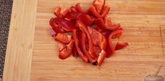 Фото приготовления рецепта: Греческий салат с карамелизированным луком - шаг №7