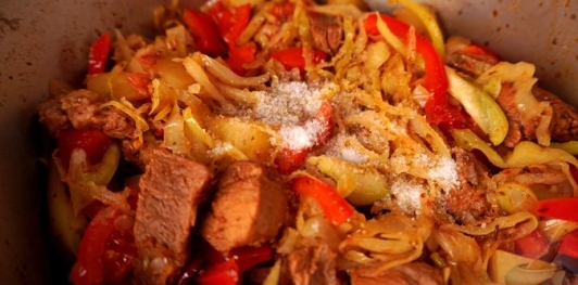 Фото приготовления рецепта: Гуляш с капустой по-коложварски - шаг №22