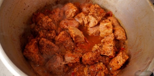 Фото приготовления рецепта: Гуляш с капустой по-коложварски - шаг №12