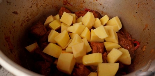 Фото приготовления рецепта: Гуляш с капустой по-коложварски - шаг №17