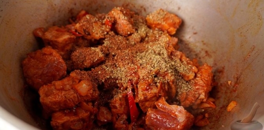 Фото приготовления рецепта: Гуляш с капустой по-коложварски - шаг №11