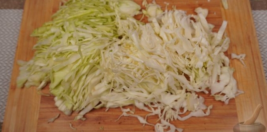 Фото приготовления рецепта: Гуляш с капустой по-коложварски - шаг №15