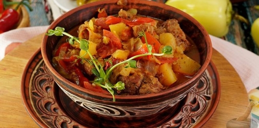 Фото приготовления рецепта: Гуляш с капустой по-коложварски - шаг №23