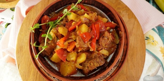 Фото приготовления рецепта: Гуляш с капустой по-коложварски - шаг №24