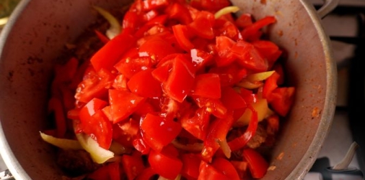 Фото приготовления рецепта: Гуляш с капустой по-коложварски - шаг №21