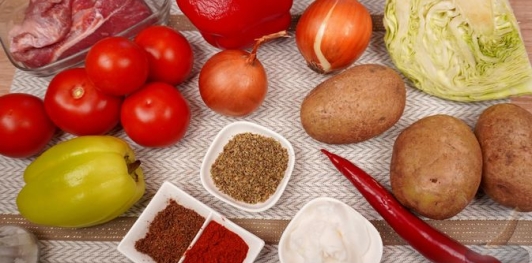 Фото приготовления рецепта: Гуляш с капустой по-коложварски - шаг №1