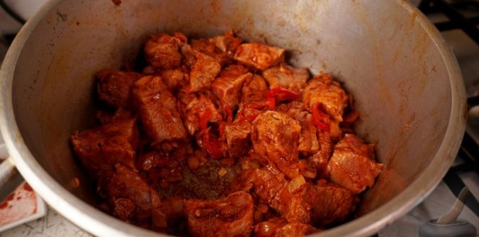 Фото приготовления рецепта: Гуляш с капустой по-коложварски - шаг №10