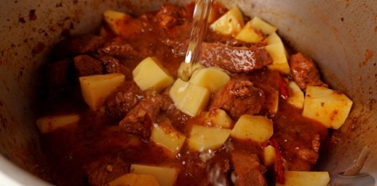 Фото приготовления рецепта: Гуляш с капустой по-коложварски - шаг №18