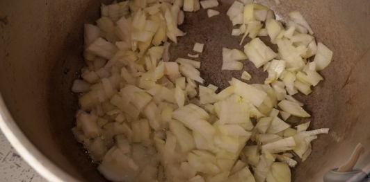 Фото приготовления рецепта: Гуляш с капустой по-коложварски - шаг №3