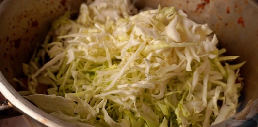 Фото приготовления рецепта: Гуляш с капустой по-коложварски - шаг №19